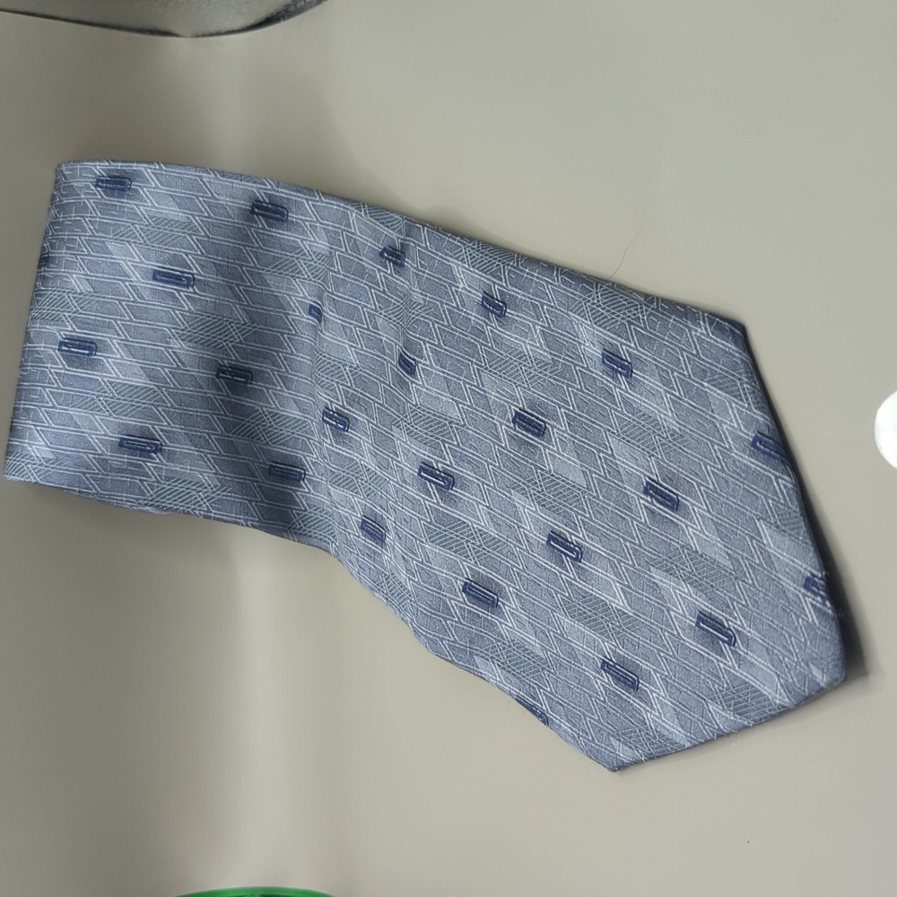 VAN HEUSEN 100% Silk Neck Tie Silver Blue Made in USA